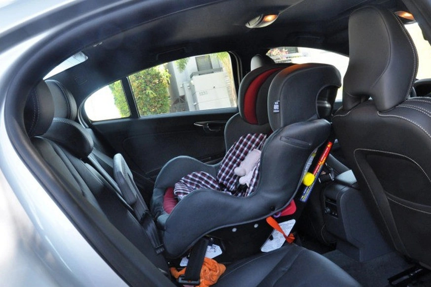 Bé gái gào khóc cầu cứu trong ô tô tắt máy, bảo vệ bệnh viện hành động khẩn