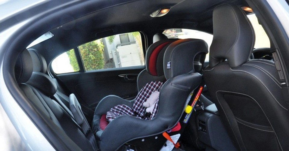 Bé gái gào khóc cầu cứu trong ô tô tắt máy, bảo vệ bệnh viện hành động khẩn