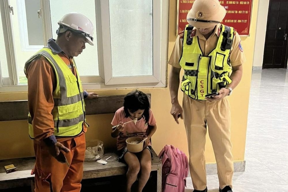 Bé gái đi thăm bà ốm, bị lạc nhiều giờ trên cao tốc