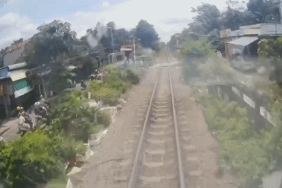 Cảnh tượng 'đứng tim' khiến lái tàu phải phanh khẩn cấp