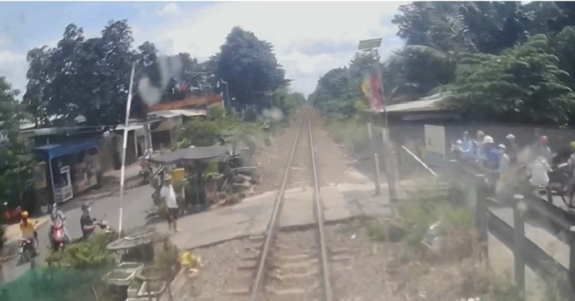 Cảnh tượng &amp;apos;đứng tim&amp;apos; khiến lái tàu phải phanh khẩn cấp