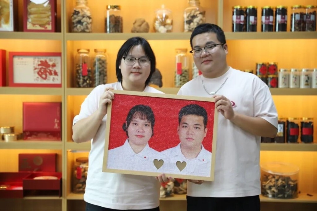 Cặp vợ chồng giống nhau như 2 giọt nước, cộng đồng mạng đến tận nơi 'xem'