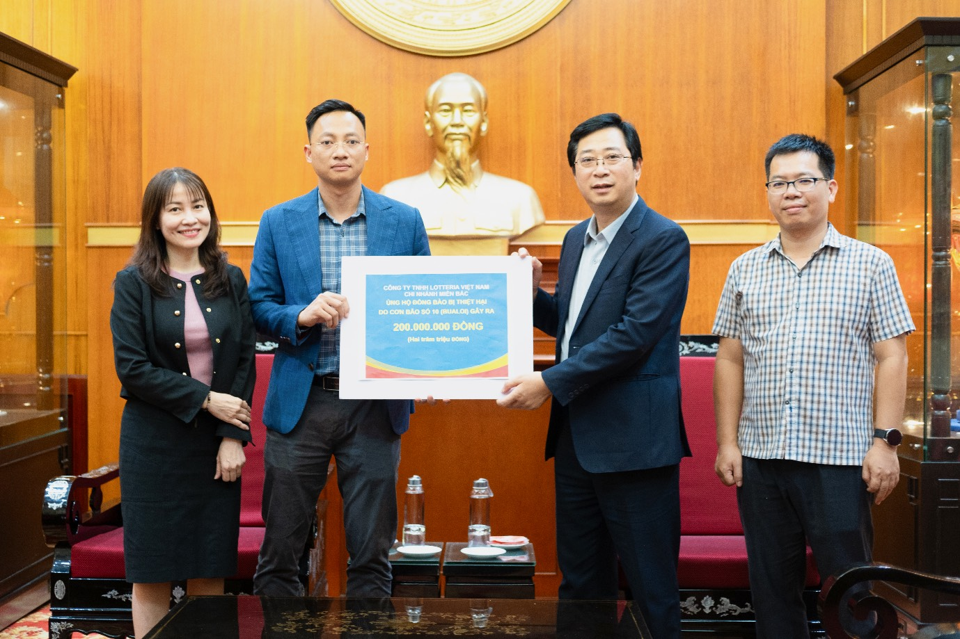 Chi nhánh Lotteria Việt Nam miền Bắc ủng hộ người dân vùng lũ 200 triệu đồng
