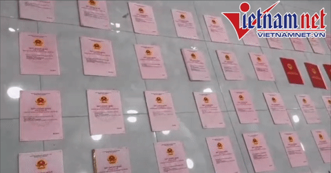 Clip gây sốc: 80 sổ đỏ &amp;apos;như tờ rơi&amp;apos; được cảnh sát thu giữ từ két sắt trong nhà Ngân 98