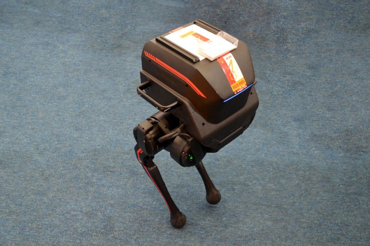 Đại học Bách khoa Hà Nội phê bình các cá nhân dán logo trường lên robot nước ngoài