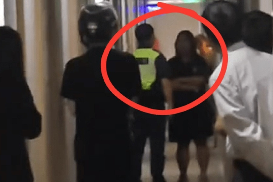 Đi công tác cùng vợ, người đàn ông ngang nhiên ngoại tình ngay phòng bên cạnh