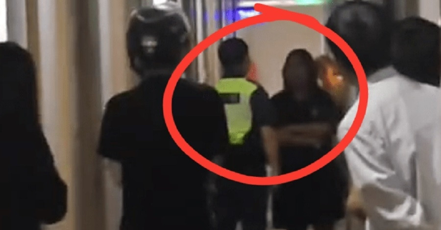 Đi công tác cùng vợ, người đàn ông ngang nhiên ngoại tình ngay phòng bên cạnh