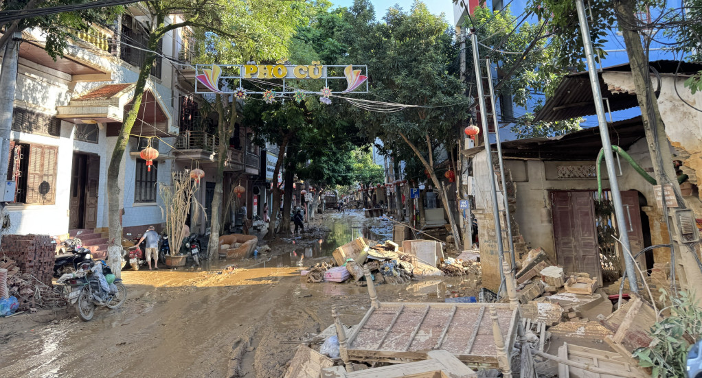 đồ đạc ngổn ngang giữa đường Cao Bằng.jpg