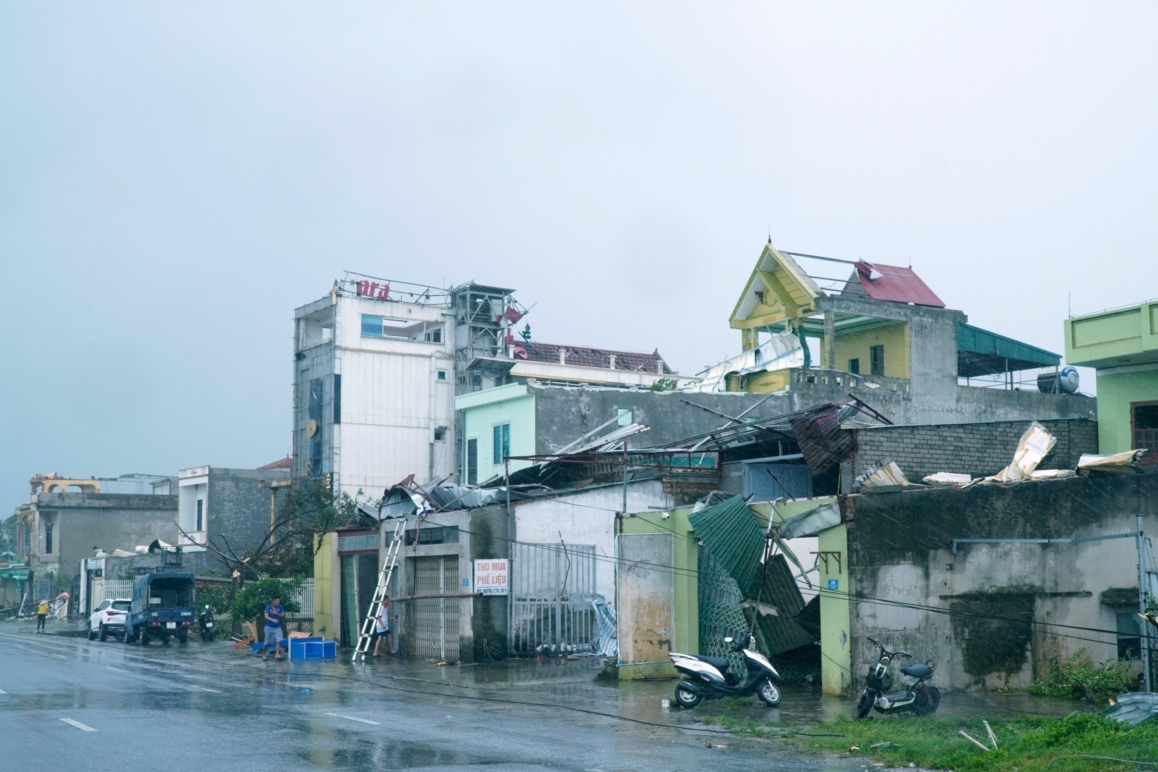 Dọn dẹp nhà sau bão lũ: Cảnh báo nguy cơ sập nhà từ những vết nứt