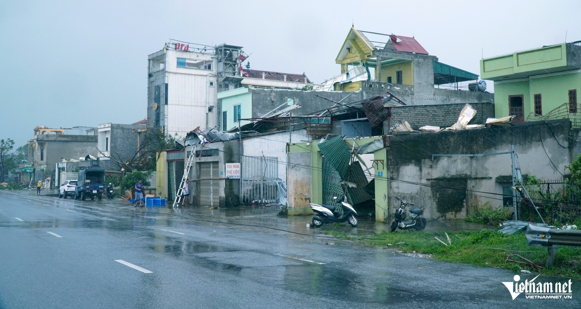 Dọn dẹp nhà sau bão lũ: Cảnh báo nguy cơ sập nhà từ những vết nứt