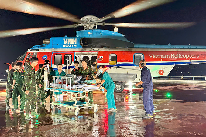 Hồi hộp dõi theo chuyến bay cứu bệnh nhân bị nhồi máu cơ tim ở đảo Thuyền Chài