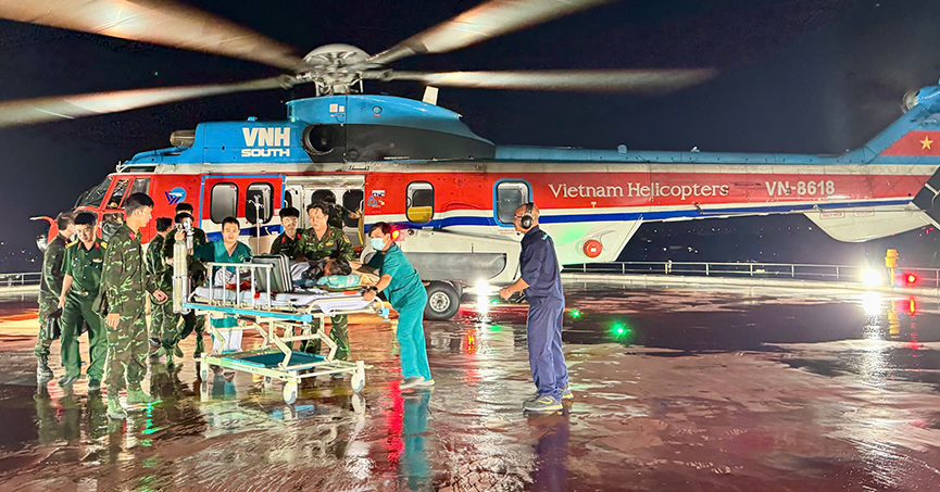 Hồi hộp dõi theo chuyến bay cứu bệnh nhân bị nhồi máu cơ tim ở đảo Thuyền Chài