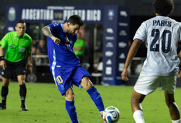 Messi tỏa sáng, Argentina thắng kiểu tennis