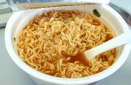 Nữ sinh lớp 12 vào viện vì ăn quá nhiều, có lần ăn 4 bát mì tôm cùng lúc