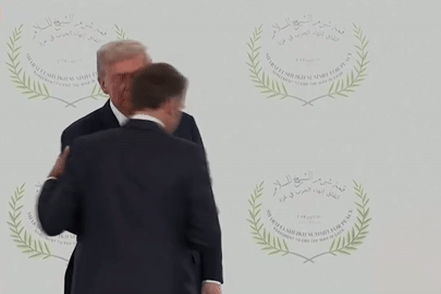 Ông Trump không chịu buông Tổng thống Pháp sau cái bắt tay dài 26 giây