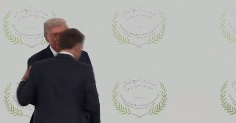 Ông Trump không chịu buông Tổng thống Pháp sau cái bắt tay dài 26 giây