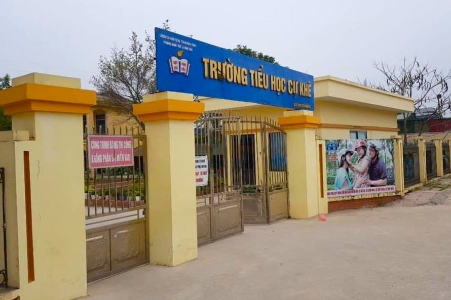 Phụ huynh lo lắng con ăn thực phẩm ôi thiu ở trường, hiệu trưởng nói gì?