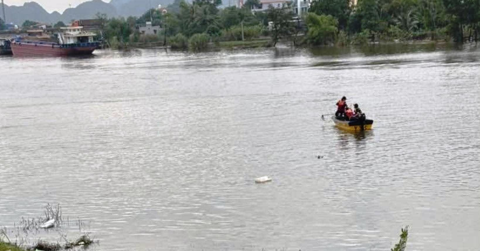 Rơi từ tàu xuống sông trong đêm tối, người đàn ông tử vong