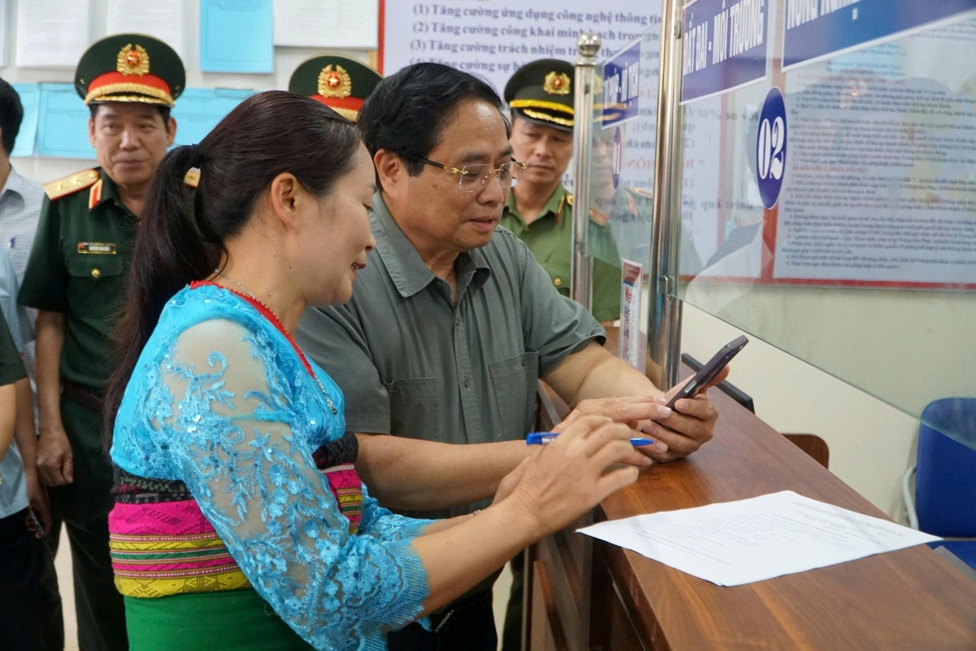 Thủ tướng Phạm Minh Chính: Đi 18km chứng nhận khai sinh là quá vất vả