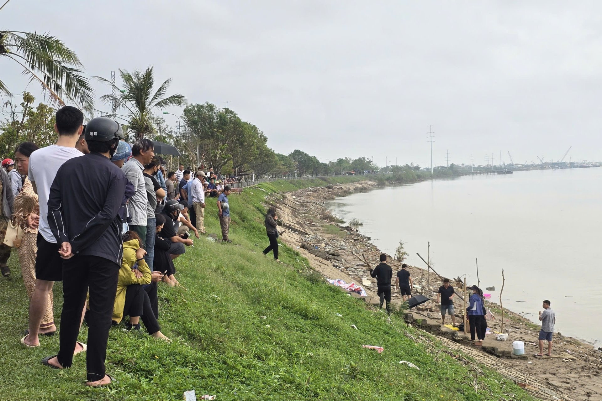 Vụ bố ôm hai con nhảy cầu trong đêm: Tìm thấy thi thể cuối cùng