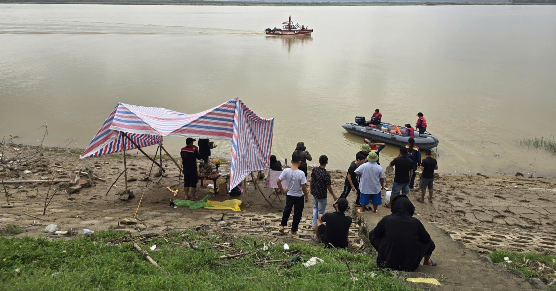Vụ nghi bố ôm hai con nhảy cầu: Tìm thấy thi thể hai bé gái trên sông Lam
