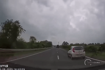 Xe Hyundai mất lái, lật nhào vì 'ổ gà khổng lồ' trên quốc lộ