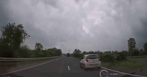 Xe Hyundai mất lái, lật nhào vì 'ổ gà khổng lồ' trên quốc lộ