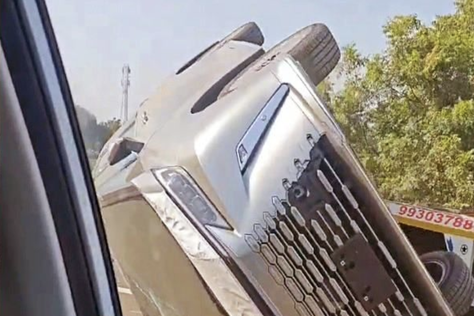 Xe siêu sang Lexus LM350h mới tinh rơi khỏi xe vận chuyển trên cao tốc