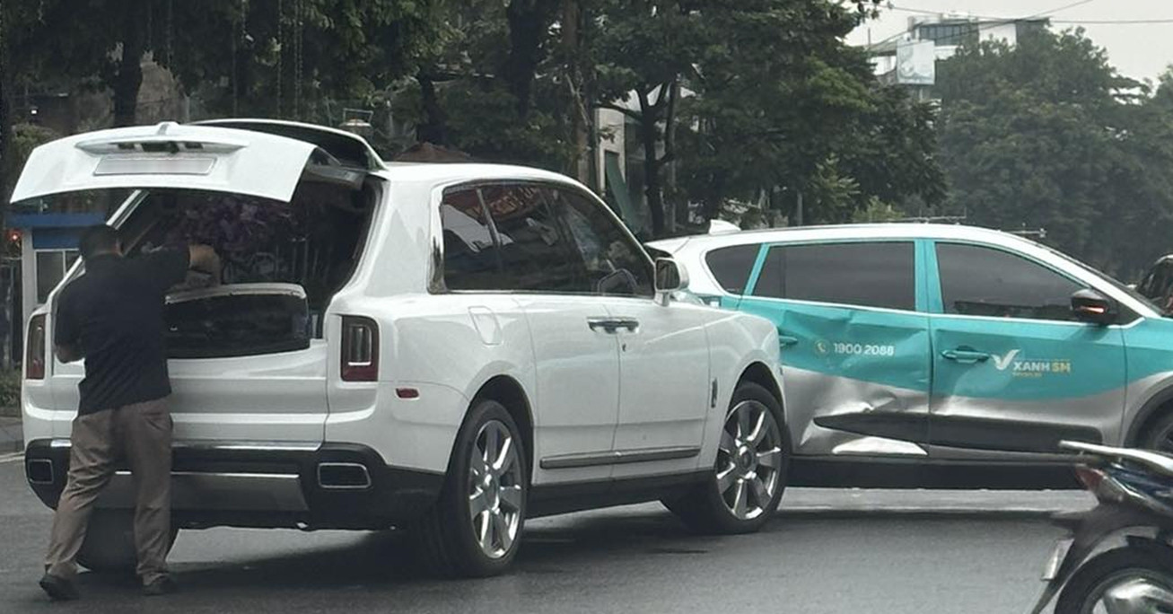 Rolls-Royce Cullinan va chạm với VinFast e34, x...