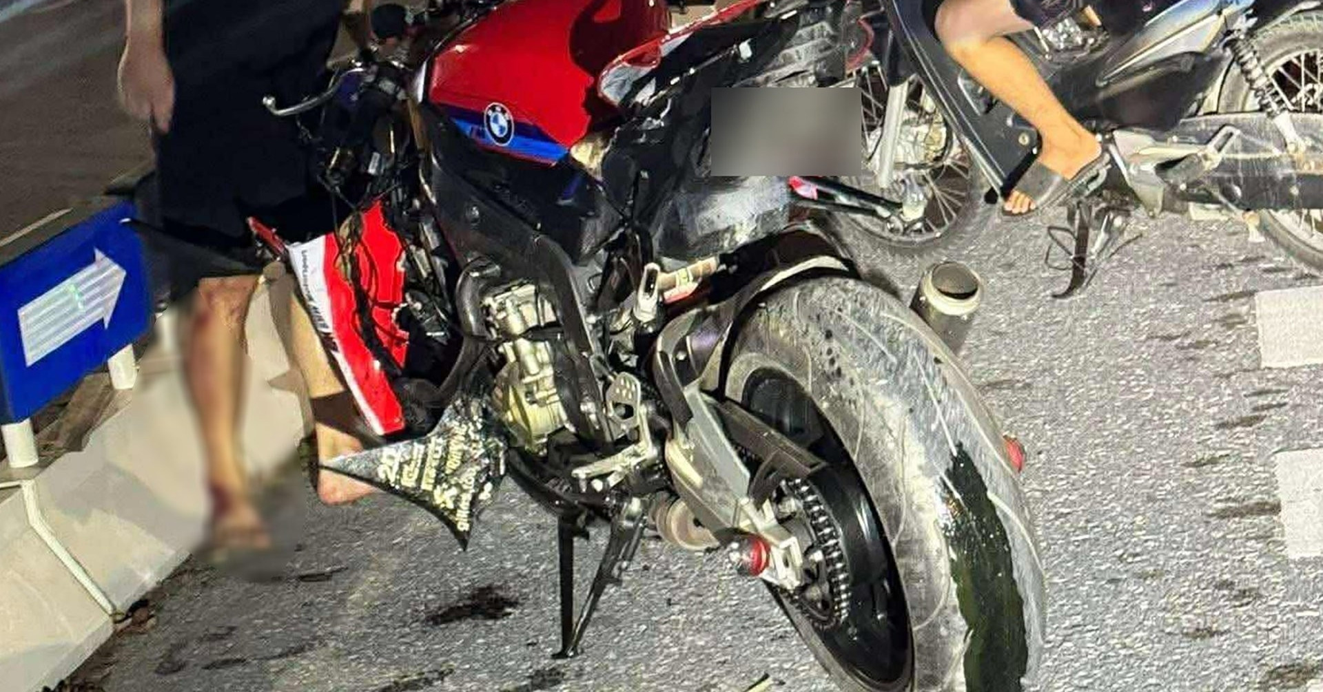 Bản tin sáng 16/10: Mô tô phân khối lớn va chạm xe máy, 1 người bị đứt lìa chân