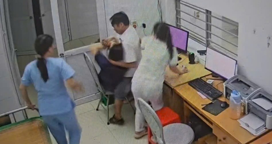 Bản tin trưa 16/10: Người đàn ông cầm bút đe dọa chọc vào mặt nữ bác sĩ