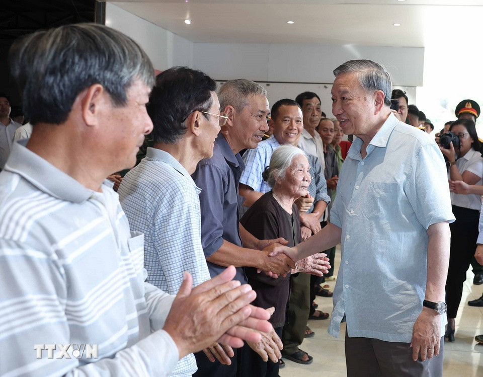 1610 tong bi thu tham hoi nhan dan thai nguyen 1.jpg