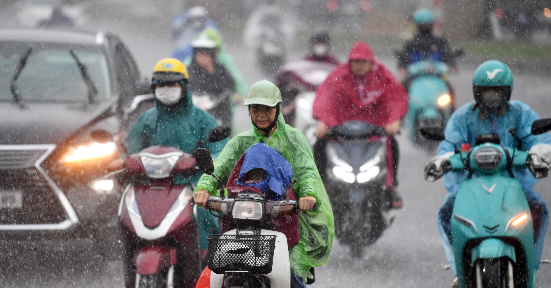 Dự báo thời tiết 17/10/2025: Miền Trung hứng mưa lớn, miền Bắc sắp chuyển lạnh