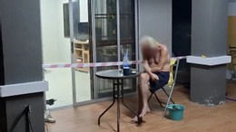 ảnh người đàn ông mù ngồi chờ vợ