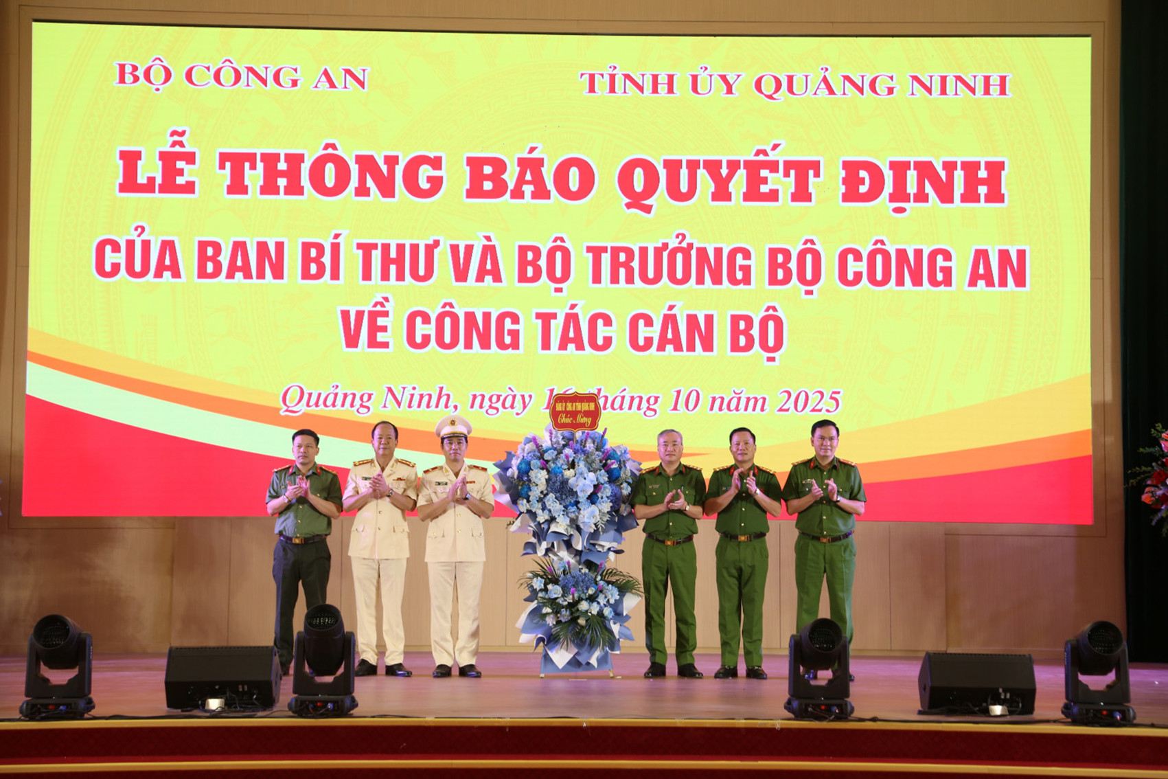 cac dong chi lanh dao cong an tinh tang hoa chuc mung thieu tuong tran van phuc.jpg