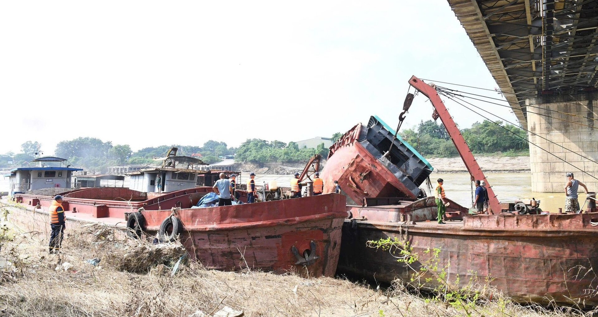 Cảnh sát trục vớt tàu đắm ở Phú Thọ liên quan vụ 2 vợ chồng tử vong