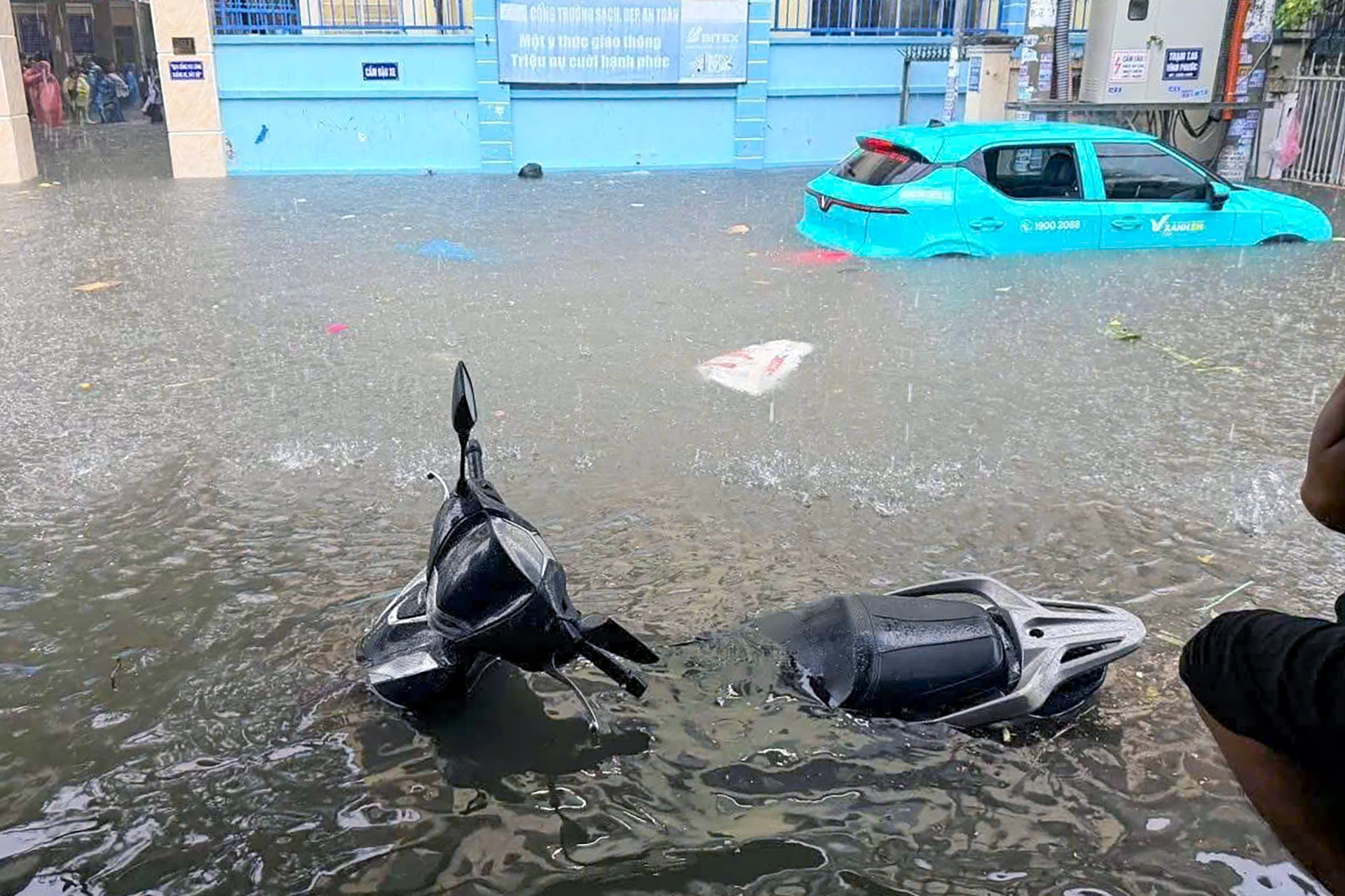 Cảnh tượng khó tin ở Nha Trang sau cơn mưa tầm tã kéo dài