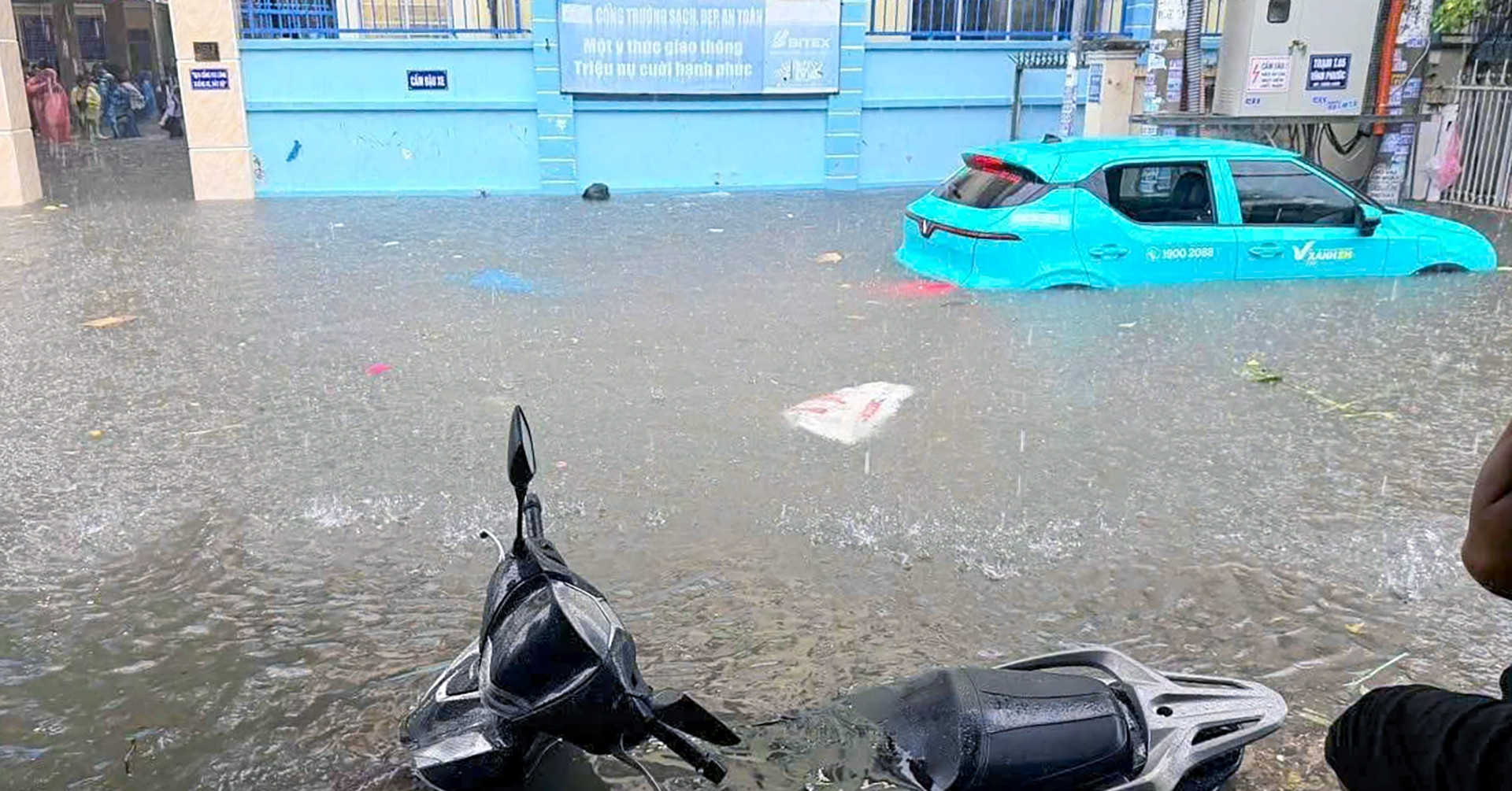 Cảnh tượng khó tin ở Nha Trang sau cơn mưa tầm tã kéo dài