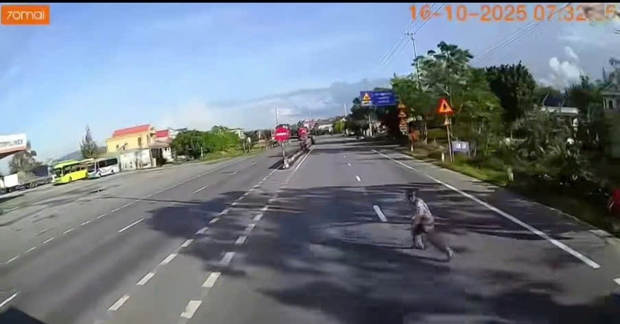 Chồng lao vào xe tải nghi tự tử, vợ tử vong trong nhà tắm