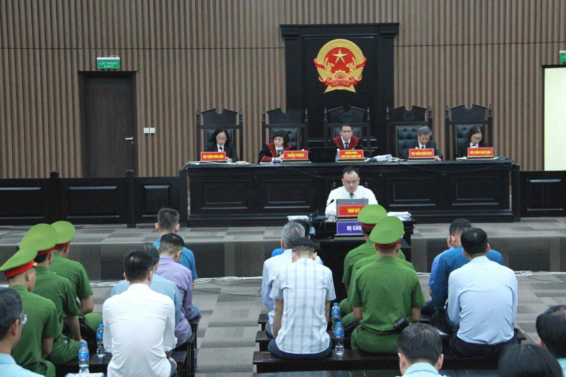 Chuyện chiếc mũ bảo hiểm ném thẳng về phía HĐXX và quy định bảo vệ thẩm phán