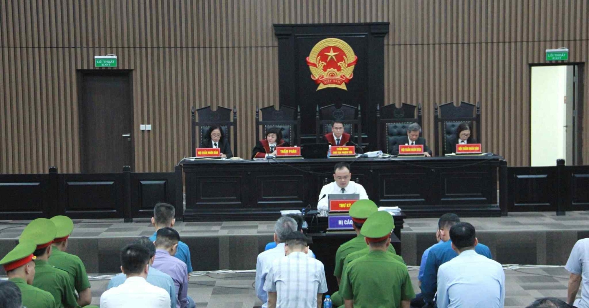 Chuyện chiếc mũ bảo hiểm ném thẳng về phía HĐXX và quy định bảo vệ thẩm phán