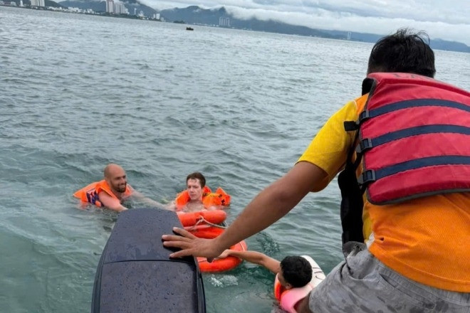 Cứu du khách nước ngoài bị đuối nước ở biển Nha Trang