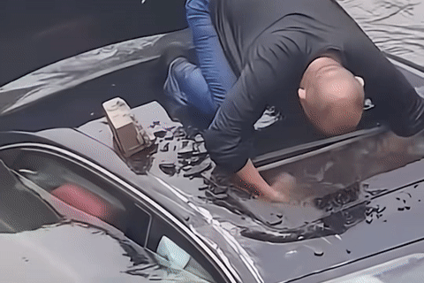 Cựu quân nhân liều mình lao xuống sông, đập cửa kính cứu tài xế Audi đang chìm