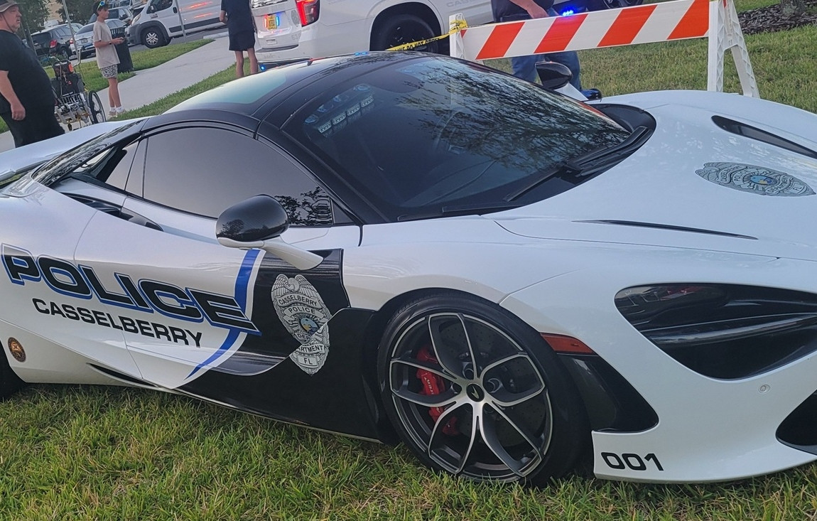 Đại lý McLaren chơi lớn, tặng miễn phí siêu xe chục tỷ cho lực lượng cảnh sát