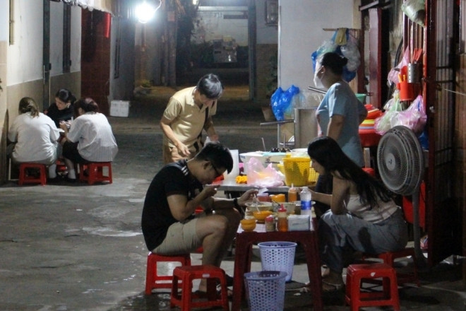 Gần 50 năm bán xuyên đêm, quán cháo 'núp hẻm' TPHCM hút khách nhờ công thức lạ