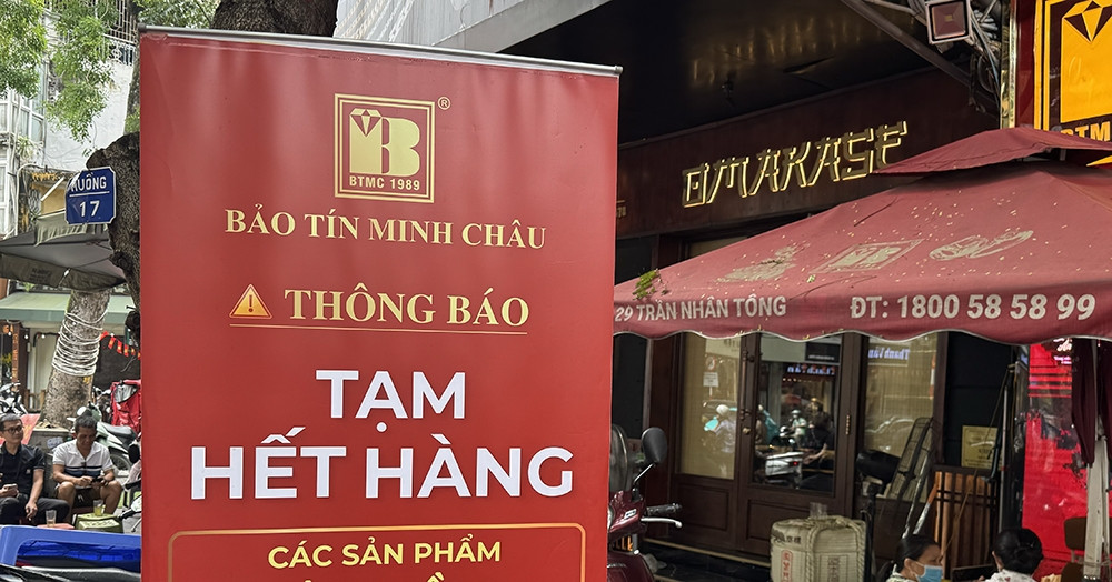 Giá vàng tăng không ngừng, chủ tiệm vàng chứng ...