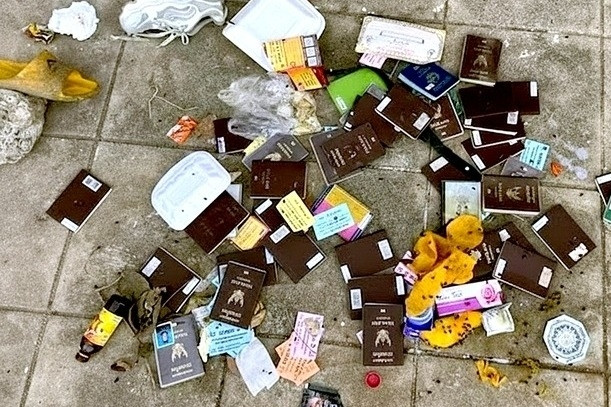 Hàn Quốc xôn xao trước hình ảnh hàng loạt hộ chiếu trong thùng rác tại Campuchia