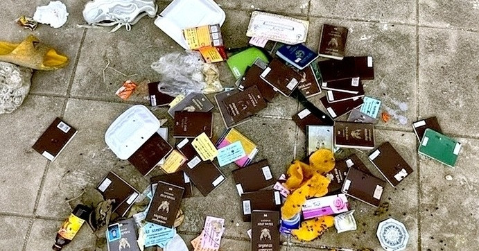 Hàn Quốc xôn xao trước hình ảnh hàng loạt hộ chiếu trong thùng rác tại Campuchia