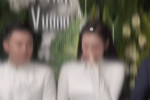 Hoa hậu Đỗ Thị Hà bật khóc trong lễ ăn hỏi với doanh nhân Nguyễn Viết Vương