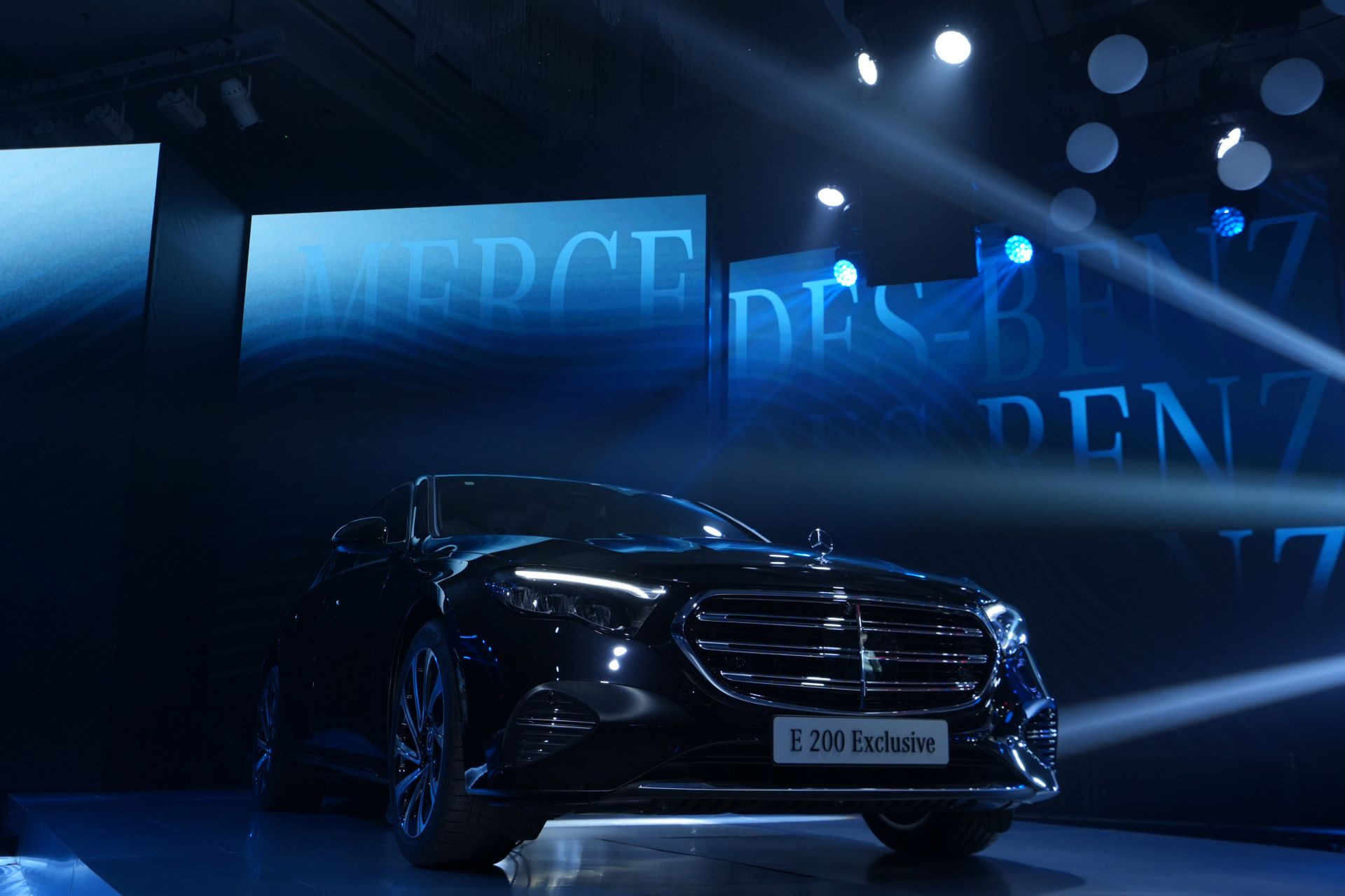 Mercedes-Benz E-Class E 200 Exclusive 399.jpg